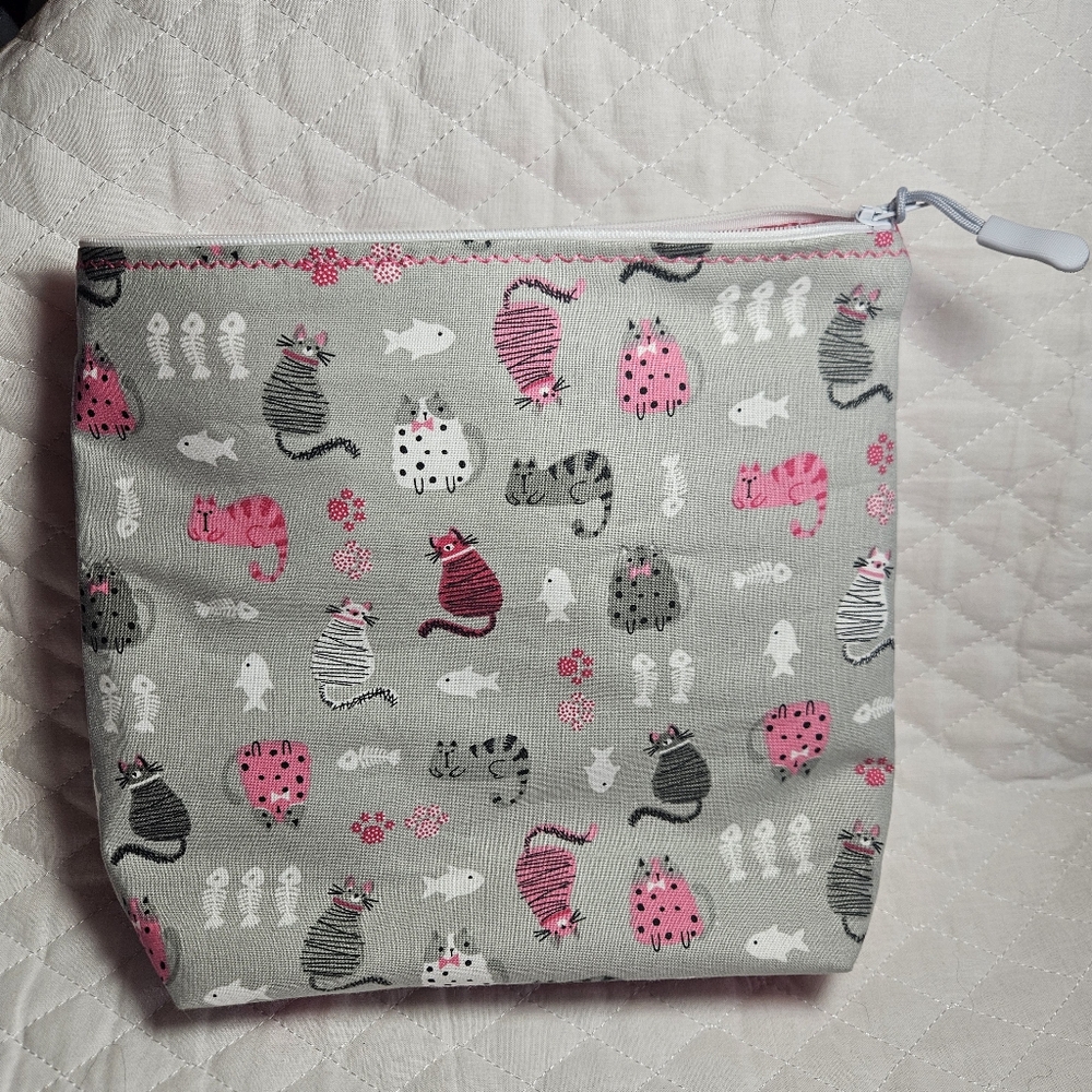 Red Cat Embroidered Pouch - Picture 6 of 6